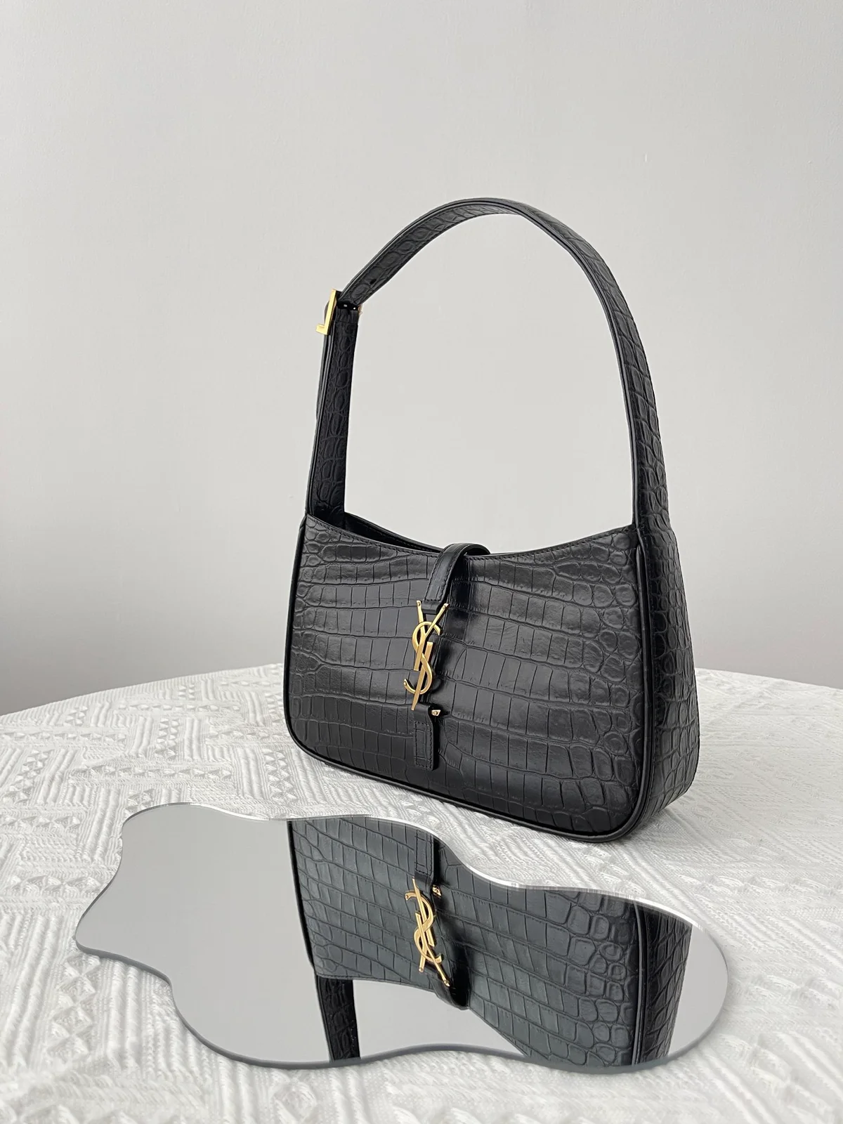 SAINT LAURENT MONOGRAM HOBO 小牛皮手袋