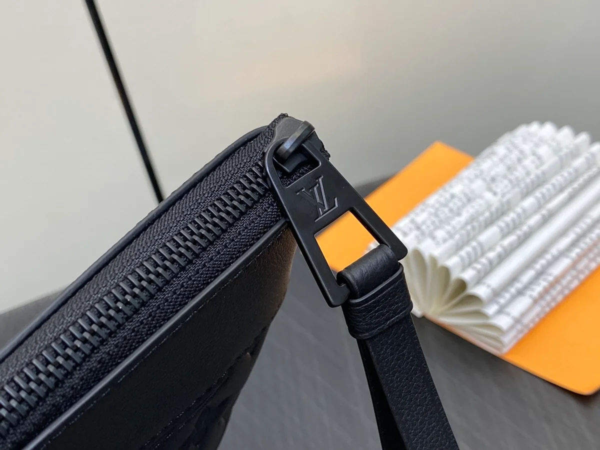 LV Pochette Voyage Souple 手拿包 | Monogram Shadow 小牛皮 旅行收納包
